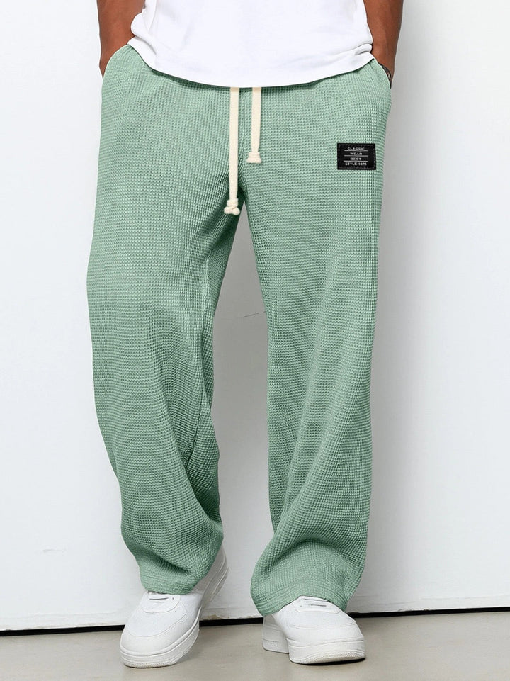 Vielseitige weite Herrenhose, bequem und ganzjährig tragbar, ideal für Freizeit und Alltag.