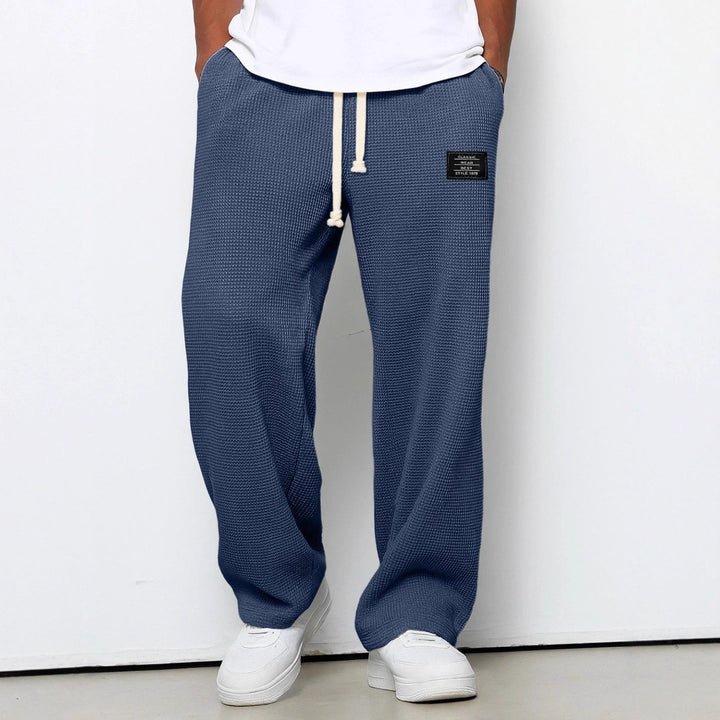 Locker sitzende Herrenhose im straight leg Stil, mit Kordelzug, lässig und bequem.