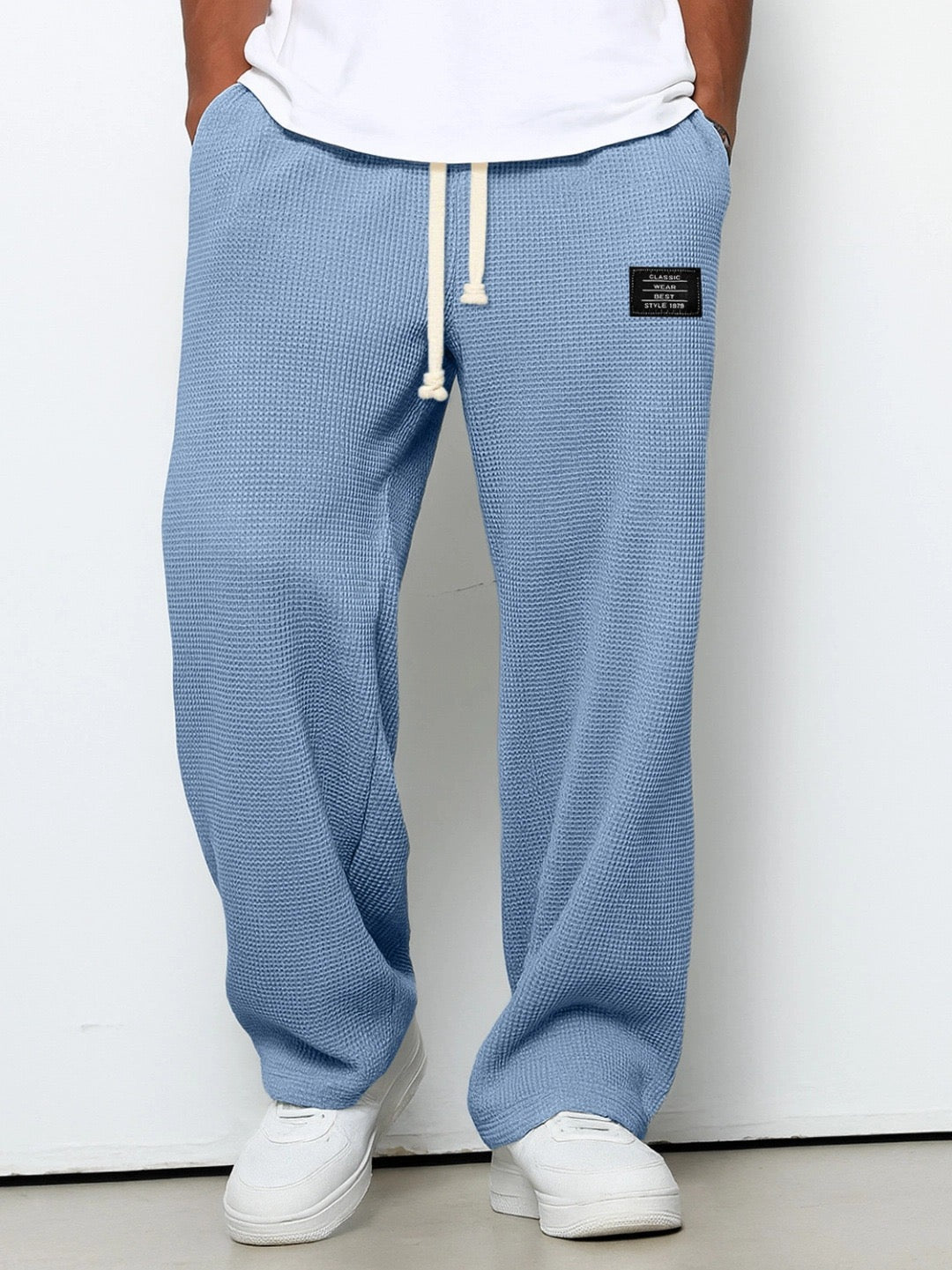 Herren weite Hose in relaxed fit mit Kordelzug, ideal als bequeme Freizeithose für Herrenmode.