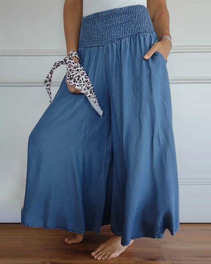 Model trägt lässige Damen Weite Hose aus fließendem Stoff in Blau, bequem für Frühling/Sommer Alltag.