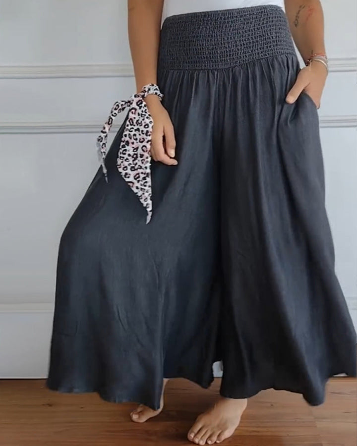 Weiße Damen Weite Hose, fließend und bequem, im High-Waist Schnitt für einen lässigen Sommer-Look.