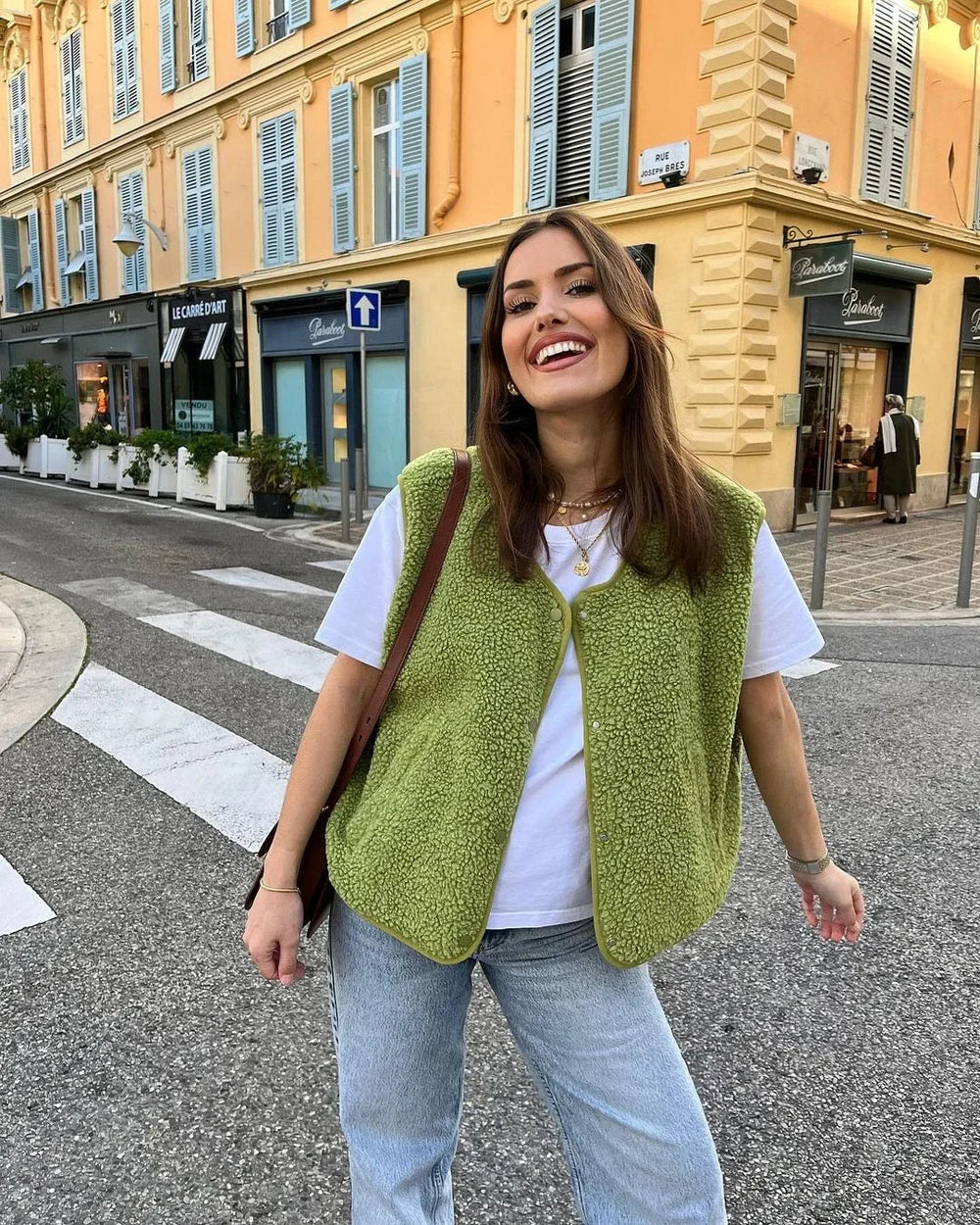 Elegante Damenweste mit Rundhals und Knöpfen, perfekt für stilvolles Layering in der Herbst- & Frühlingsmode.
