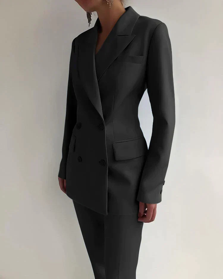 Schickes Damen Blazer & Hose Set in klassischem Schnitt. Modischer Look für Büro und Events.
