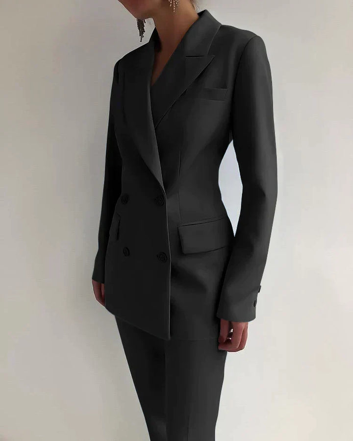 Schickes Damen Blazer & Hose Set in klassischem Schnitt. Modischer Look für Büro und Events.