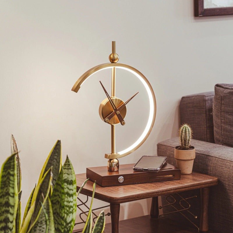Moderne LED-Tischlampe mit integrierter Uhr und kabellosem Ladegerät. Multifunktional und stilvoll.