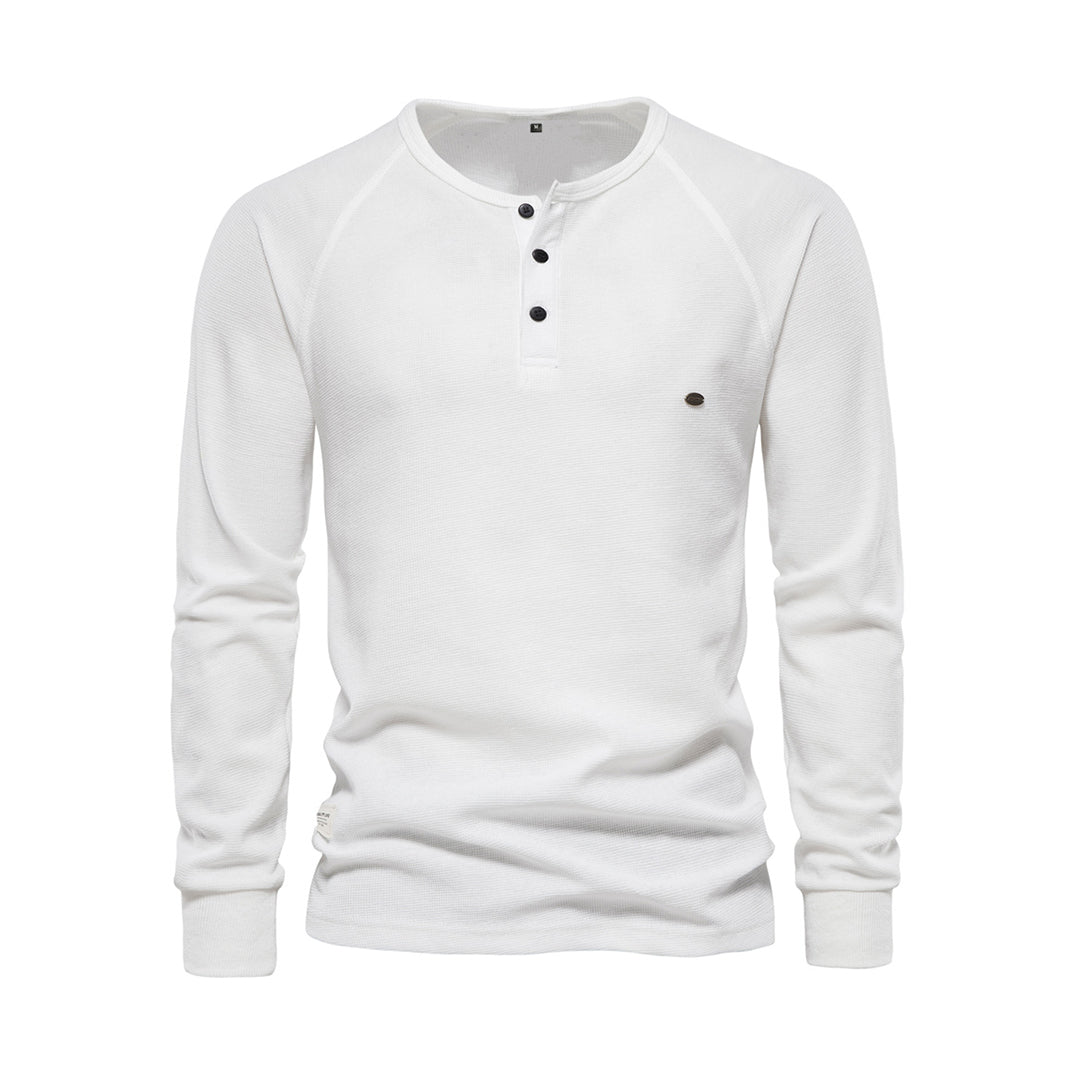 Mann trägt bequemen Herrenpullover im lässigen Stil. Perfektes Langarm-Oberteil für kühle Herbsttage und Winterabende.