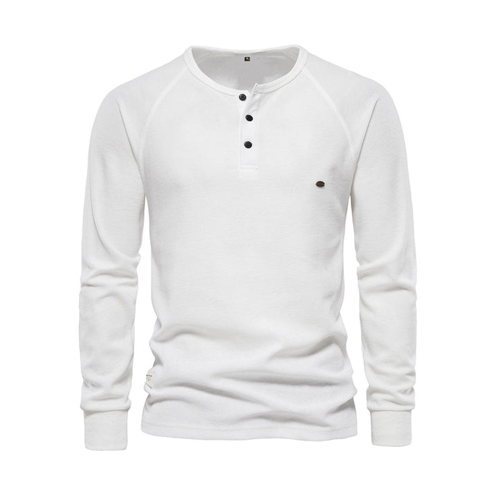 Mann trägt bequemen Herrenpullover im lässigen Stil. Perfektes Langarm-Oberteil für kühle Herbsttage und Winterabende.