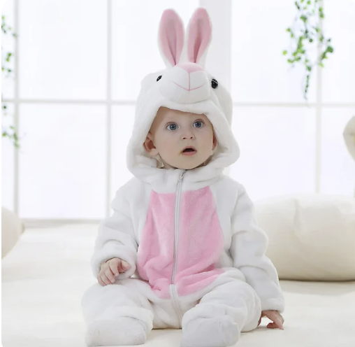 Glückliches Baby spielt im warmen Flanell-Tier-Overall. Bequeme Kinderkleidung und süßes Tierkostüm.
