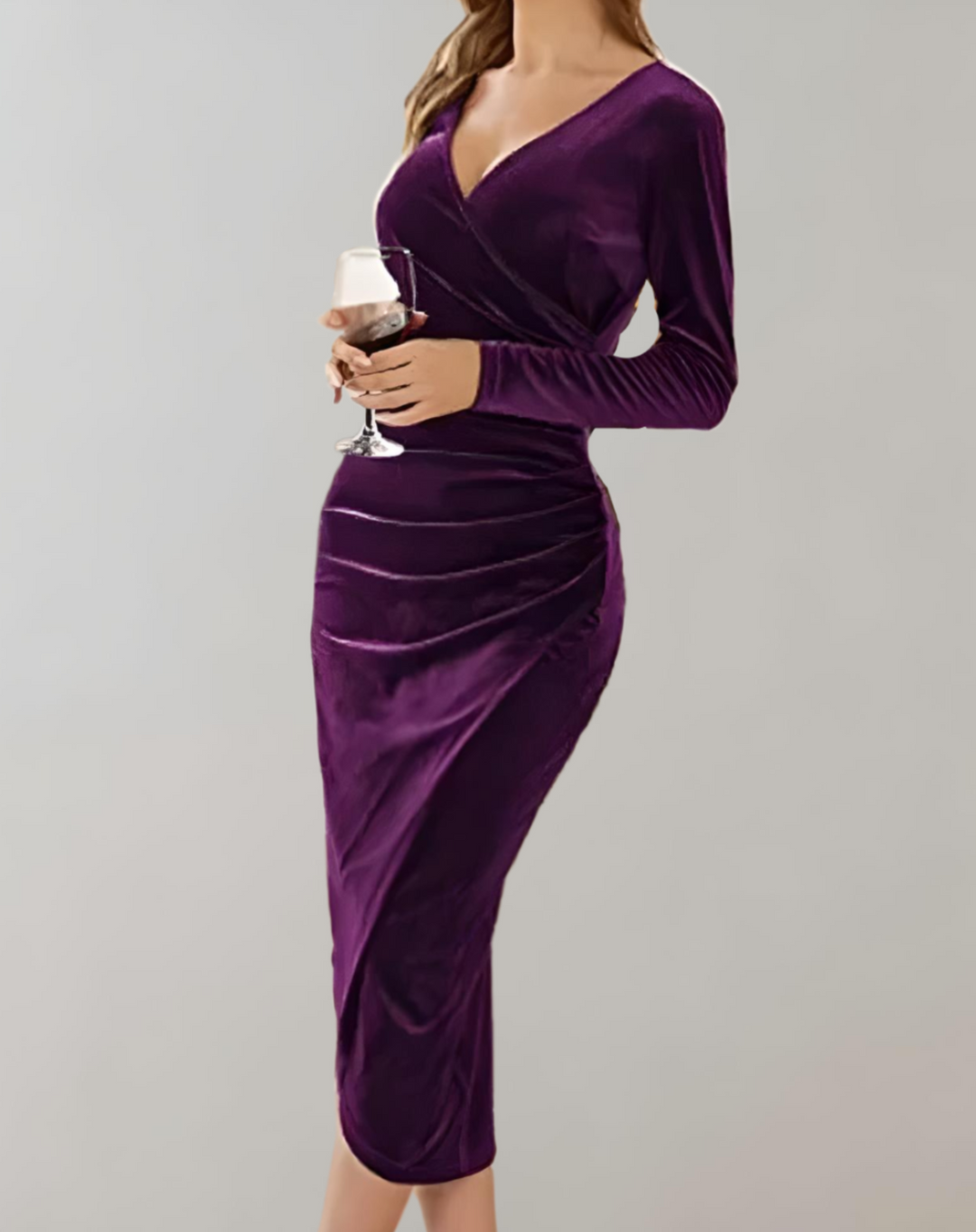 Damen Wickelkleid mit schmeichelndem V-Ausschnitt und verspielten Rüschenärmeln. Perfekt als Festtagskleid.