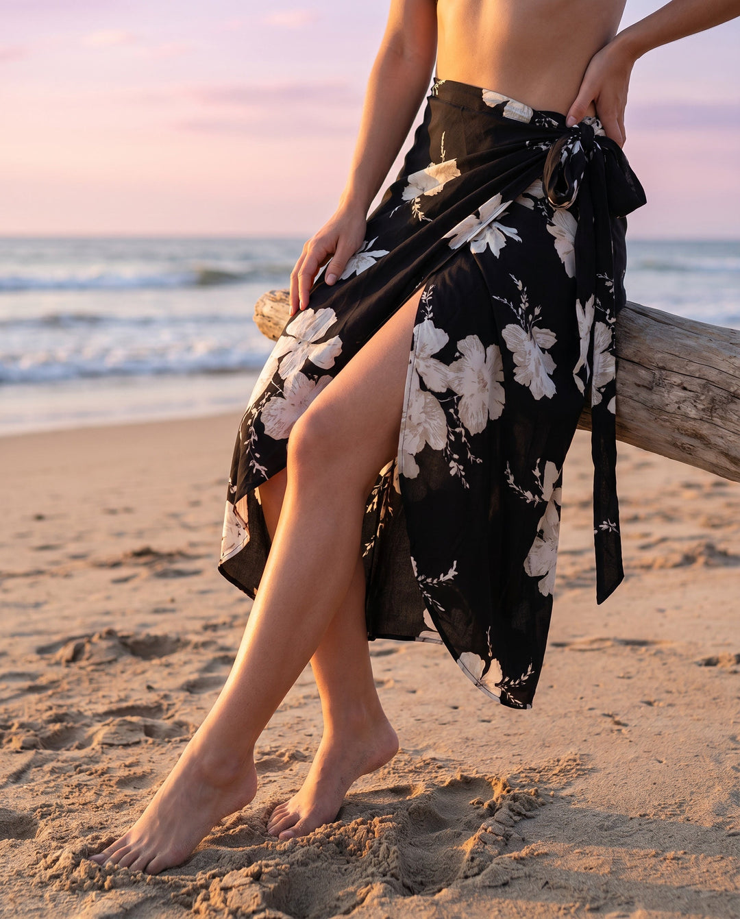 Fließender Damen Wickelrock mit botanischem Blumenprint und Knotendetail. Leichter Sommerrock, feminin.