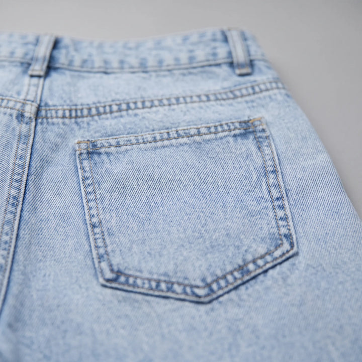 Modische Damen High Waist Jeans mit weitem Bein. Perfekte Wide Leg Jeans für entspannte Eleganz und Y2K Freizeitmode.