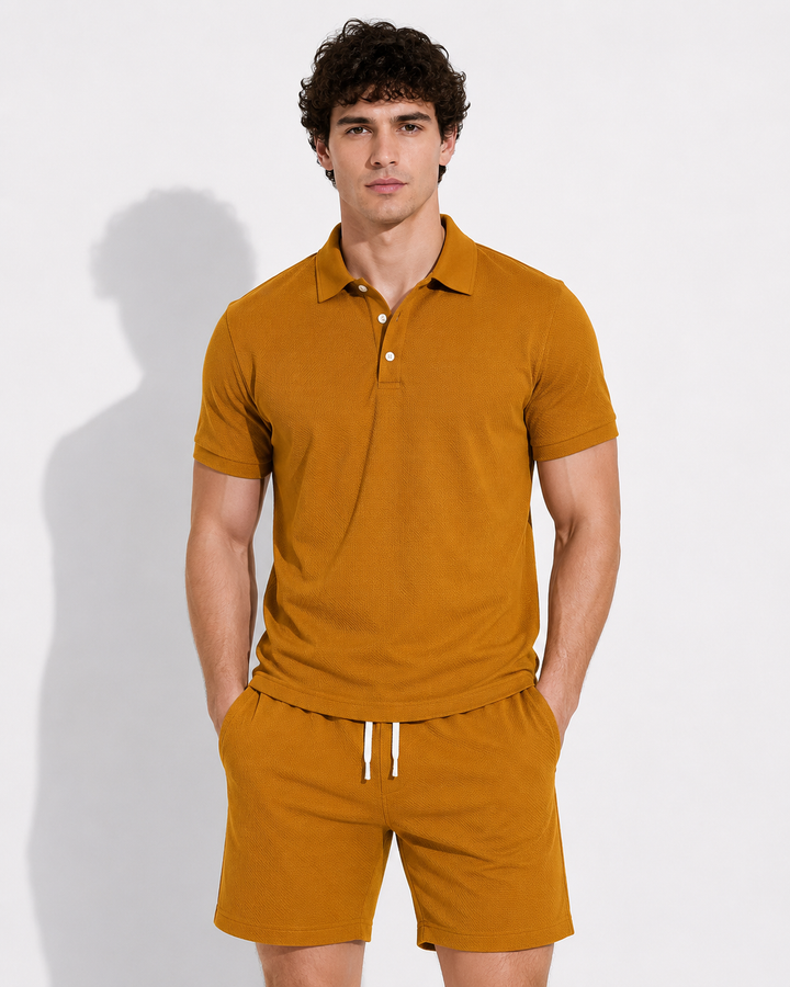 Stilvoller Herren Zweiteiler: Kurzarm Poloshirt & bequeme Shorts. Ideal für Sommer und Urlaub.