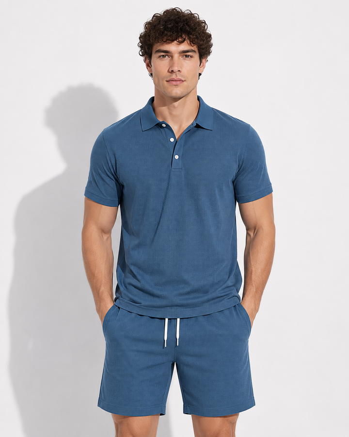 Modernes Männer Sommeroutfit: Elegantes Polohemd & passende Shorts. Freizeitanzug für Herren.