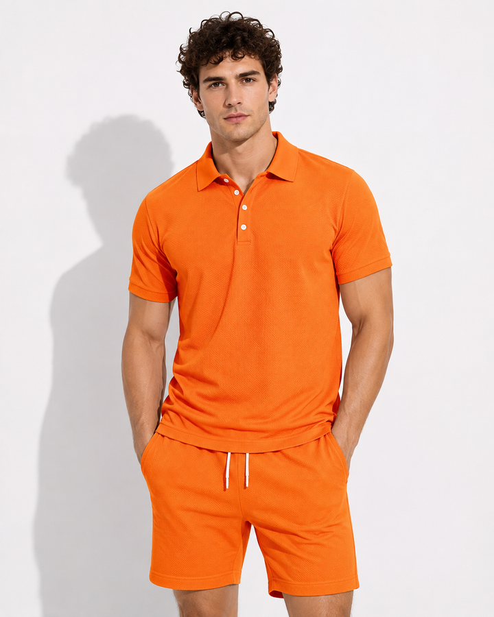 Bequemes Herren Zweiteiler Poloshirt und Shorts Set. Perfekt für sommerliche Freizeitaktivitäten.