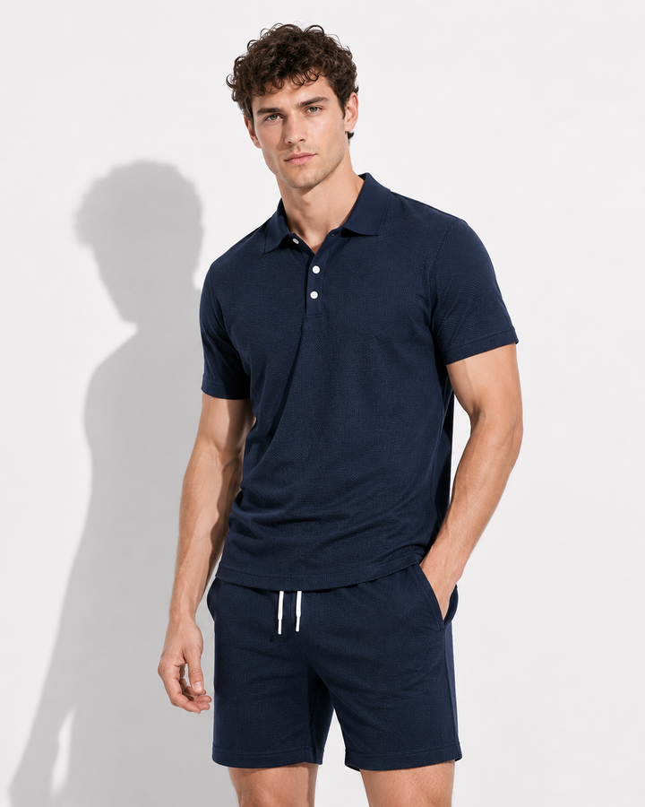 Stilvolles Herren Sommer Freizeit Set: Poloshirt und Shorts. Ideal für Urlaub und Entspannung.