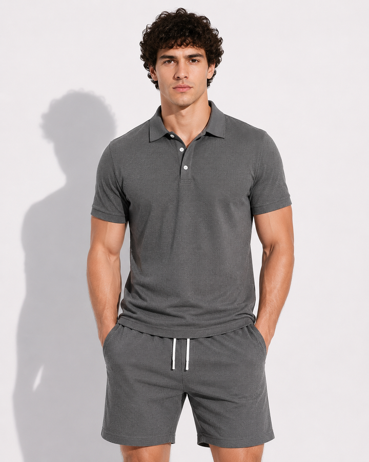 Herren Freizeit Set: Bequemes Poloshirt mit Knöpfen und Shorts. Perfektes Sommeroutfit für Männer.