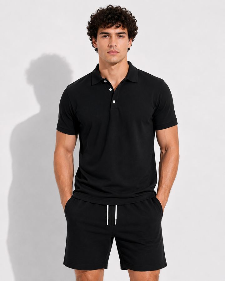 Elegantes Herren Sommer Set: Kurzärmliges Poloshirt und passende Shorts. Stilvoller Look.