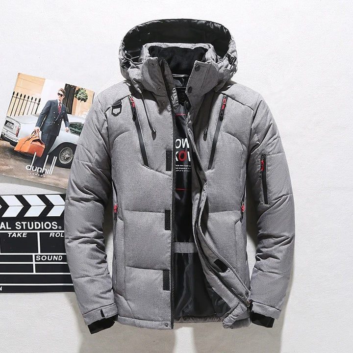 Warme Herren Kapuzen-Steppjacke für den Winter, gefüttert, winddicht, perfekt für moderne Männer-Wintermode.