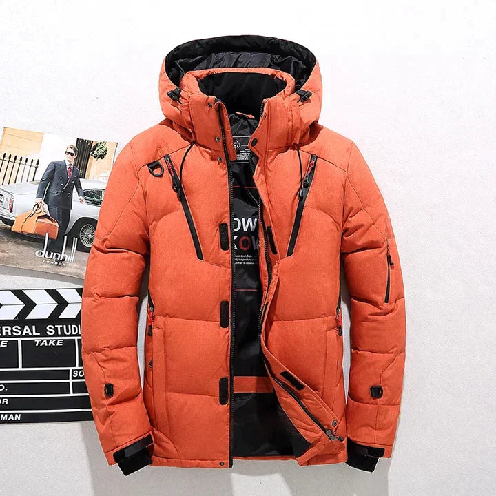 Robuste Herren Winter Steppjacke mit Kapuze, windfest und warm für Outdoor-Aktivitäten und Freizeit bei Kälte.