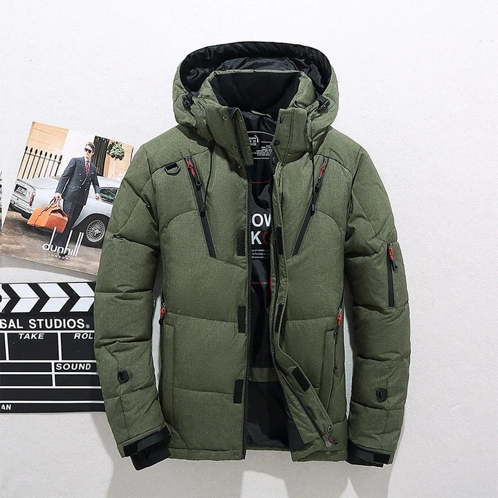 Moderne Herren Winterjacke mit Steppmuster und Kapuze, warm und windfest, ideal für Freizeit und urbane Wintermode.