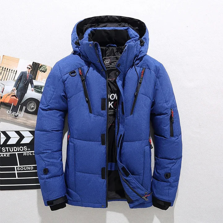 Hochwertige Herren Winter-Steppjacke mit Kapuze, extra warm und windfest für maximalen Komfort an kalten Wintertagen.