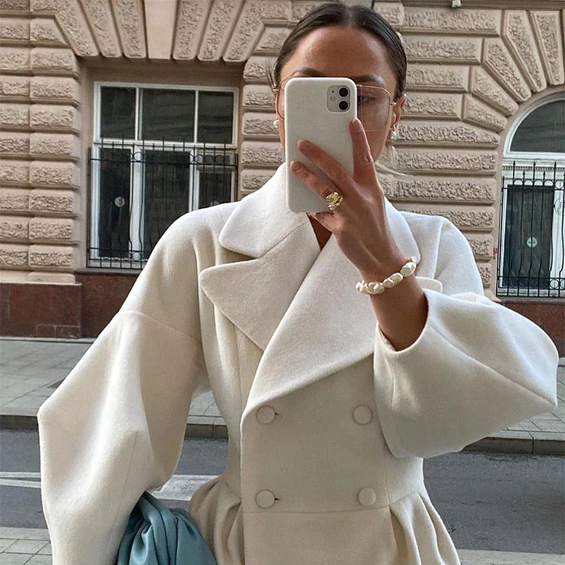 Moderner Damenmantel in Überlänge, ideal für elegante Herbst- & Winter-Looks.
