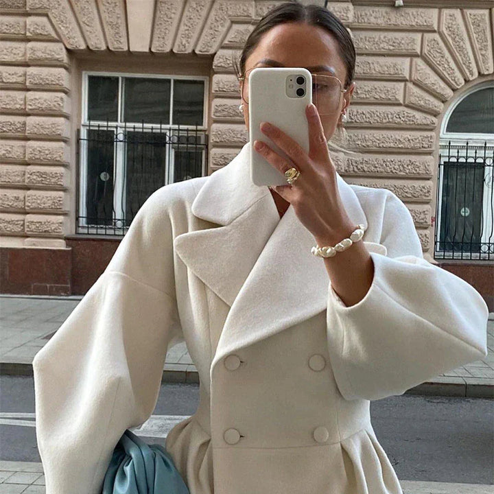 Moderner Damenmantel in Überlänge, ideal für elegante Herbst- & Winter-Looks.