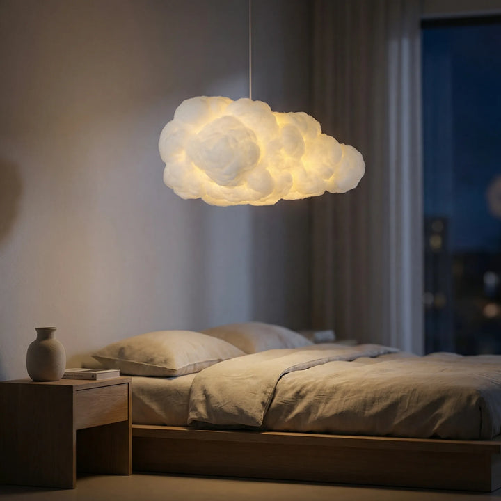 Weiße wolkenförmige LED-Hängeleuchte für sanftes Licht, ideal als skandinavische Wohnzimmerbeleuchtung.