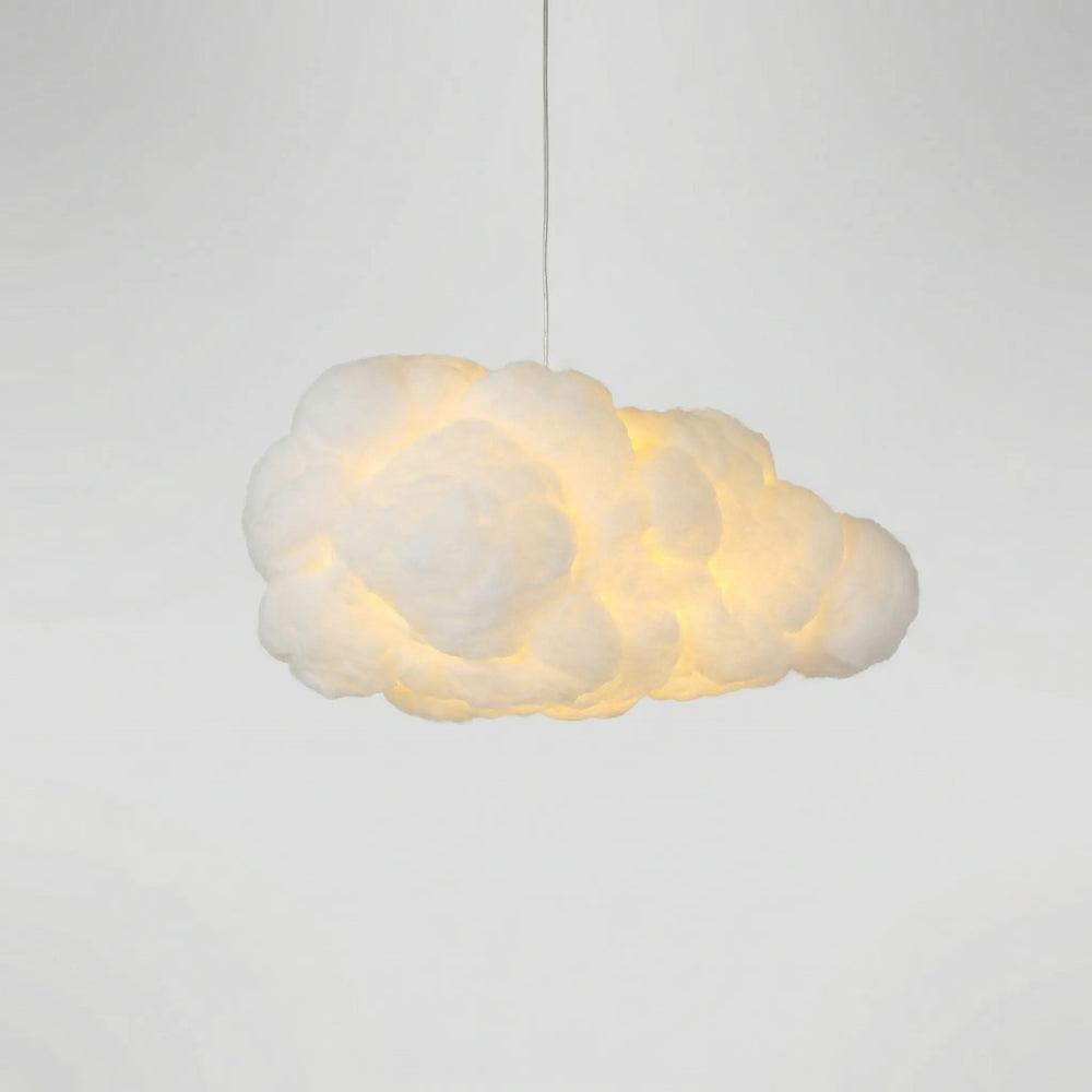 Detailansicht der wolkenförmigen Pendelleuchte aus weißem Material, schafft warmes, stimmungsvolles LED-Licht.