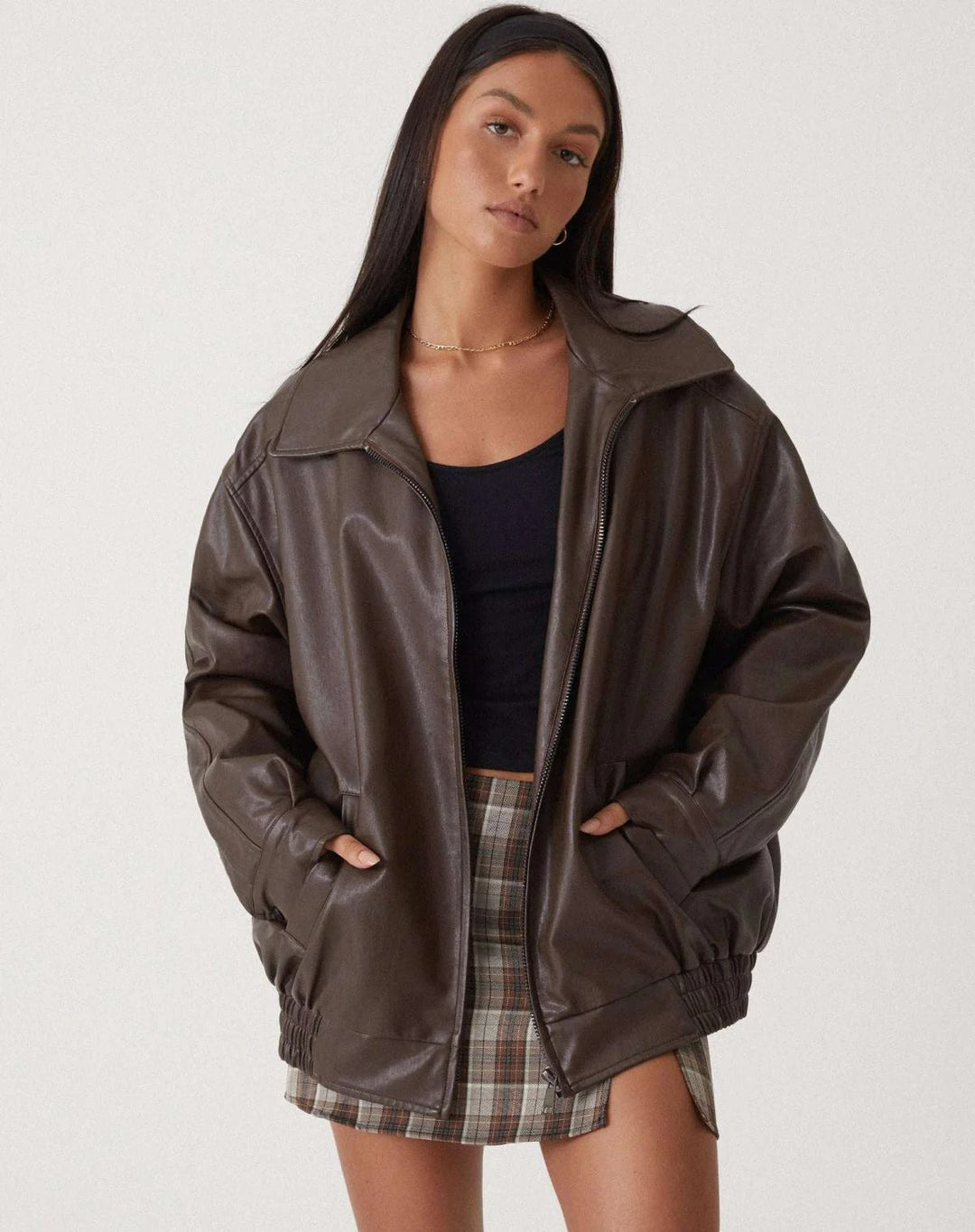 Vielseitige Damen Oversized Bomberjacke. Perfekter urbaner Streetstyle für jede Gelegenheit, lässig & chic.