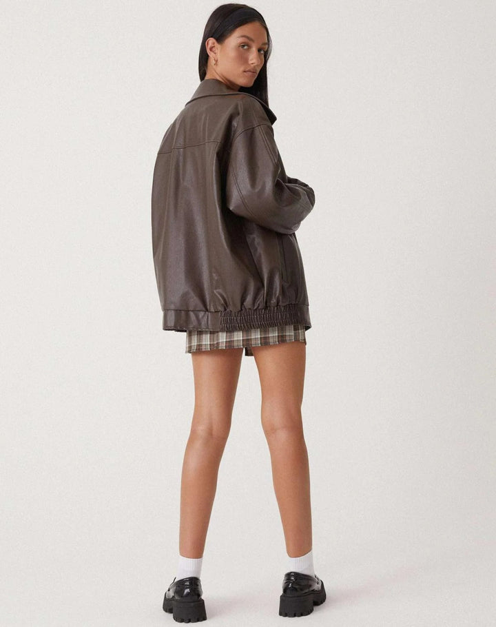 Seitliche Ansicht der trendigen Damen Oversized Bomberjacke, perfekt für einen entspannten Street Style Look.