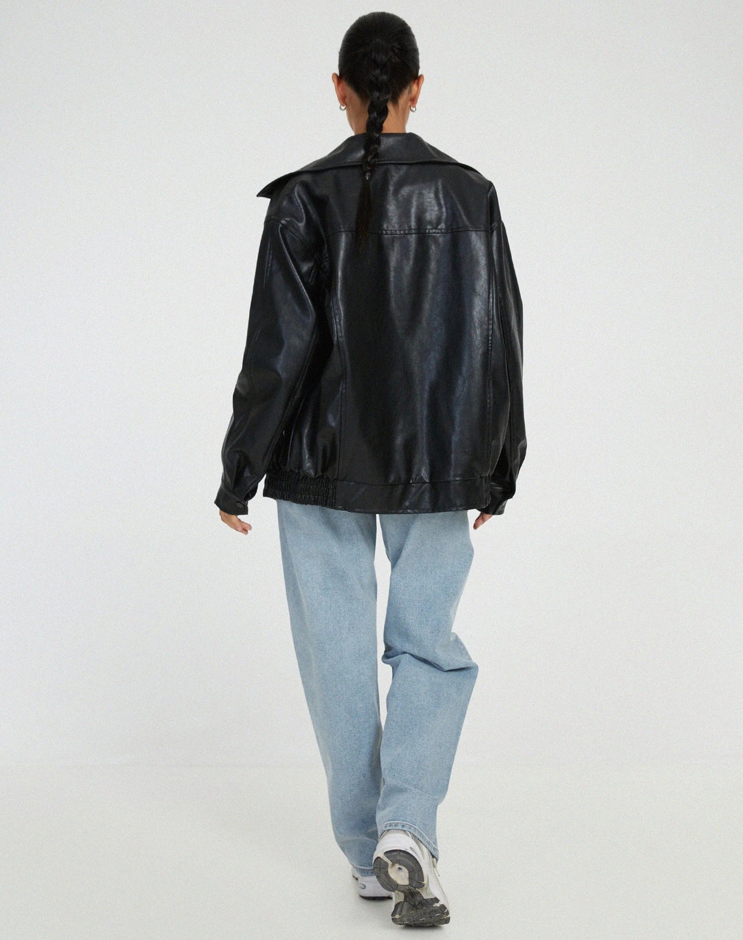 Nahaufnahme des Reißverschlusses der modischen Damen Oversized Bomberjacke. Funktional & stylish für Streetwear.