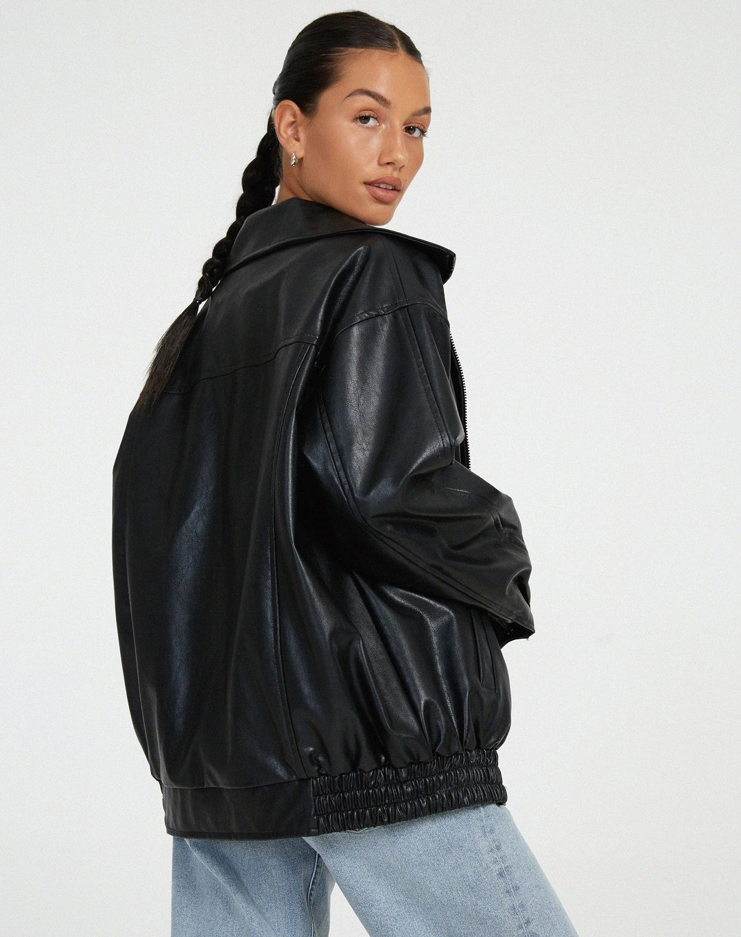 Damen Oversized Bomberjacke offen getragen. Cooler Streetstyle für Herbst & Winter, lässig & modern.