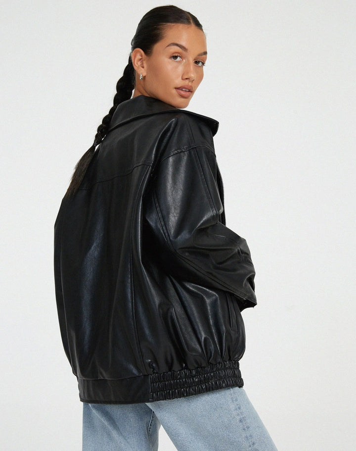 Damen Oversized Bomberjacke offen getragen. Cooler Streetstyle für Herbst & Winter, lässig & modern.