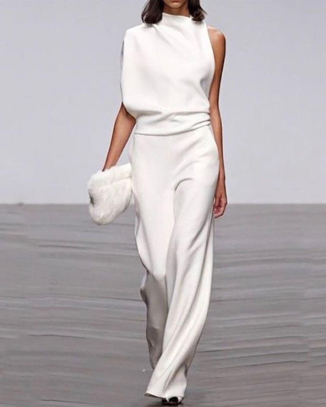 Damen Ein-Schulter-Jumpsuit mit weitem Bein in Schwarz, perfekt für elegante Anlässe und Abendmode.