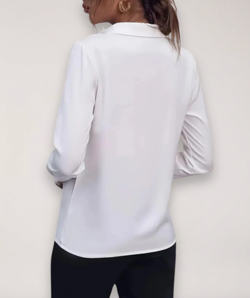 Elegante, taillierte Damenbluse mit stilvoller Knopfleiste, perfekt für Businesskleidung im Frühling.
