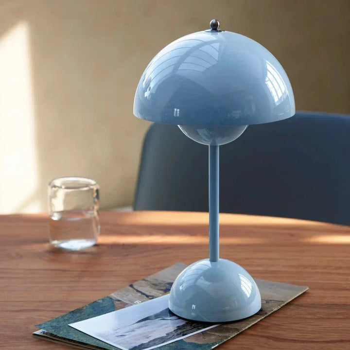 MoonGlow: Moderne LED Tischlampe, kabellos, dimmbar, ideal für stimmungsvolle Beleuchtung.