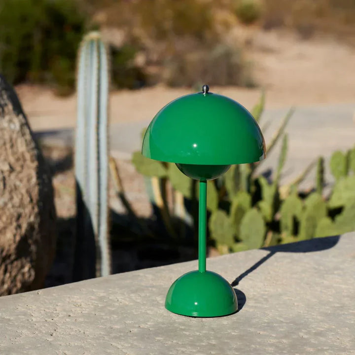 MoonGlow: Kabellose dimmbare LED Tischlampe, modernes Design für Ihr Zuhause oder Büro.