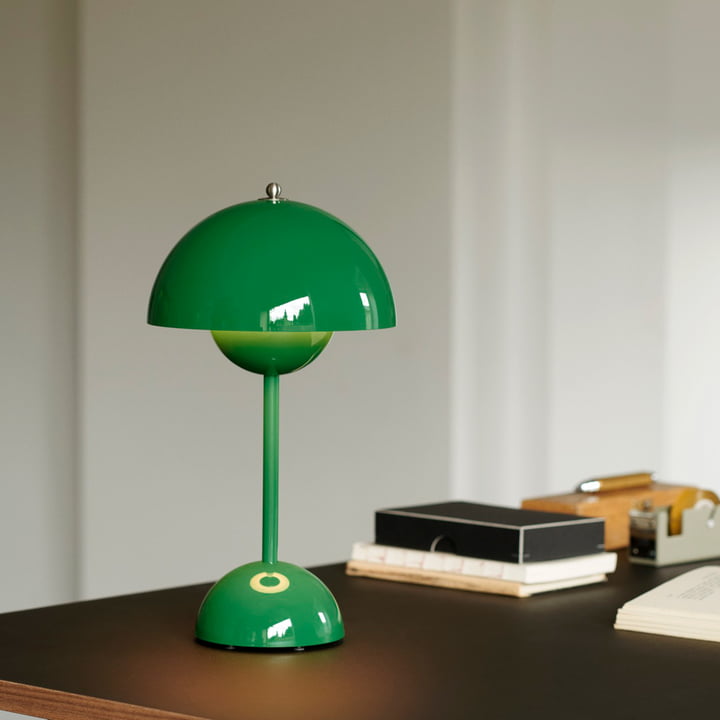 Stilvolle MoonGlow LED Leuchte, kabellos und dimmbar, perfekt für modernes Wohnambiente.