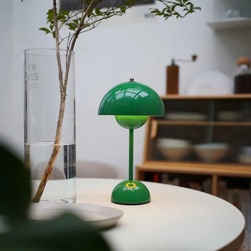 MoonGlow: Moderne dimmbare LED Tischlampe, kabellos, schafft eine warme, einladende Beleuchtung.