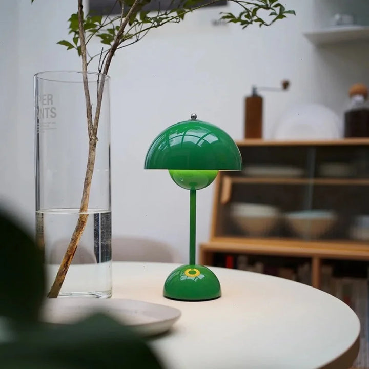 MoonGlow: Moderne dimmbare LED Tischlampe, kabellos, schafft eine warme, einladende Beleuchtung.