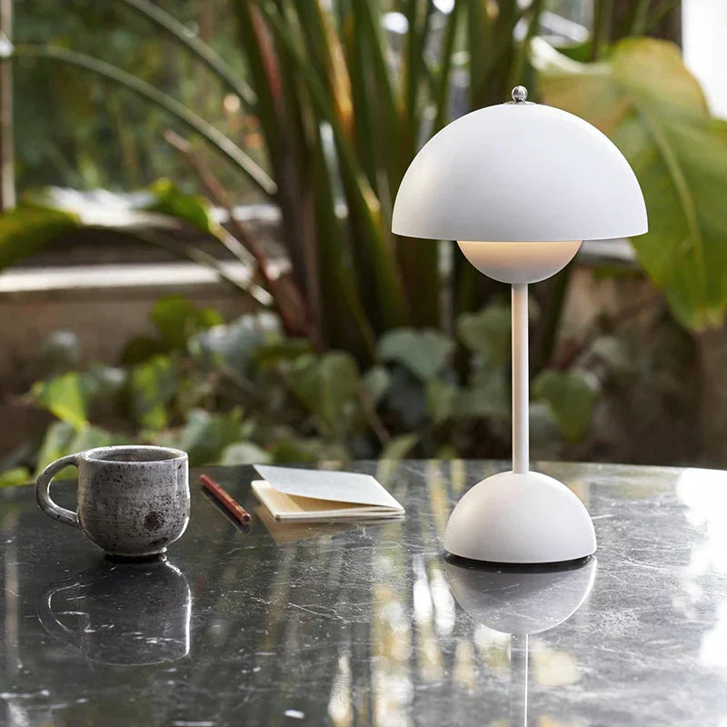 Kabellose LED Tafellampe MoonGlow, dimmbar, für gemütliches Ambiente im Wohnzimmer.