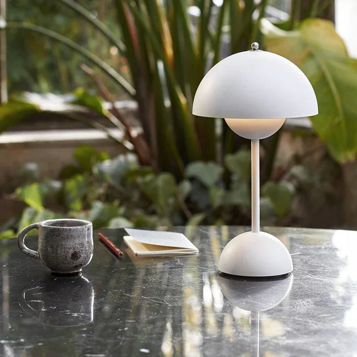 Kabellose LED Tafellampe MoonGlow, dimmbar, für gemütliches Ambiente im Wohnzimmer.