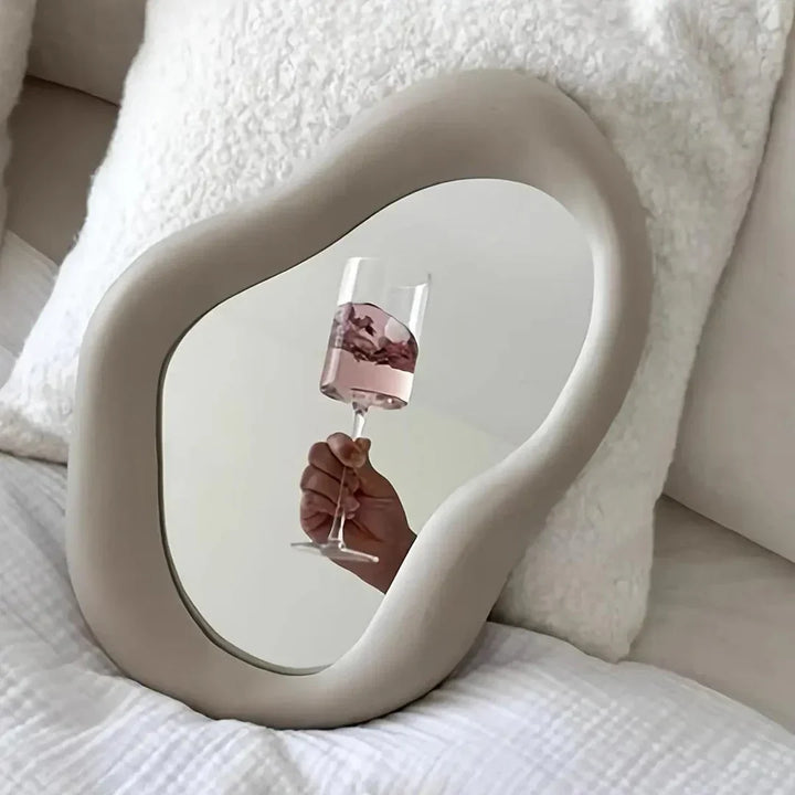 Moderner verzerrter Wandspiegel in Rosa. Dekorativer ästhetischer Spiegel, ideal für Akzente in modernen Räumen.