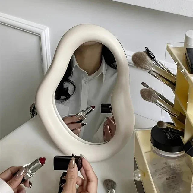 Weißer minimalistischer Wandspiegel mit verzerrtem Design. Eleganter Design Spiegel für moderne Wohnzimmer & Flure.