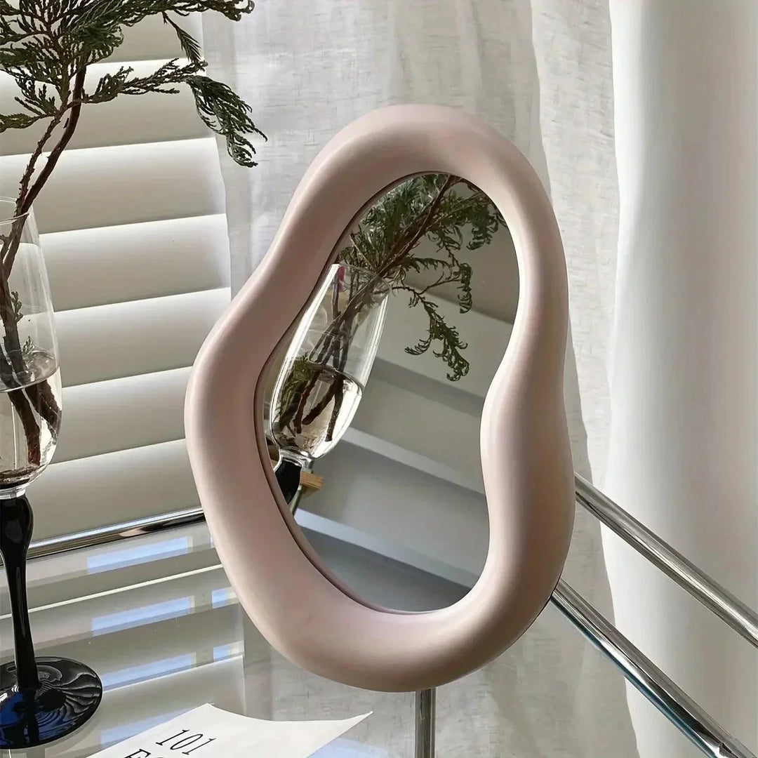 Künstlerischer, verzerrter Spiegel für Flur oder Wohnzimmer. Einzigartiger Design Wandspiegel, moderner Blickfang.