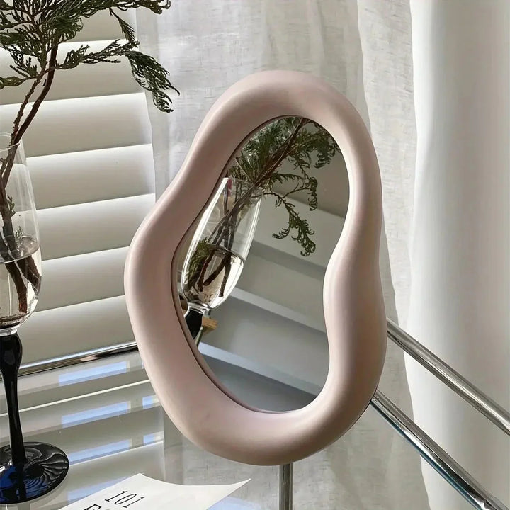 Künstlerischer, verzerrter Spiegel für Flur oder Wohnzimmer. Einzigartiger Design Wandspiegel, moderner Blickfang.