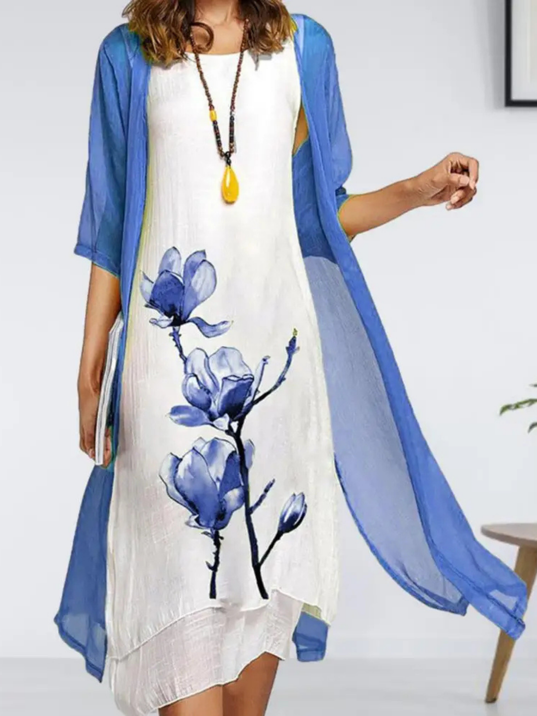 Vielseitiges Damen Midikleid Set mit passendem Cardigan im floralen Design. Elegantes Sommeroutfit für Damen.