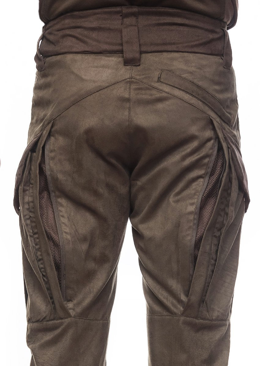 Dunkelbeige Herrenhose für Jagd & Outdoor. Geräuscharm, atmungsaktiv und wasserabweisend als praktische Cargohose.