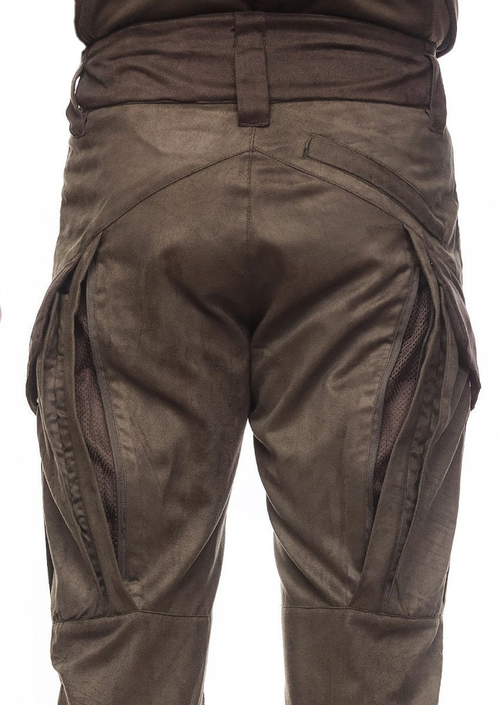Dunkelbeige Herrenhose für Jagd & Outdoor. Geräuscharm, atmungsaktiv und wasserabweisend als praktische Cargohose.
